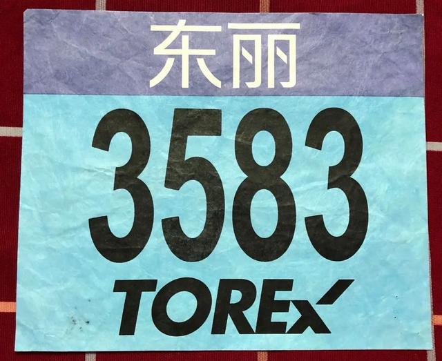 赛场标识背后的故事,比赛号码布的独特意义