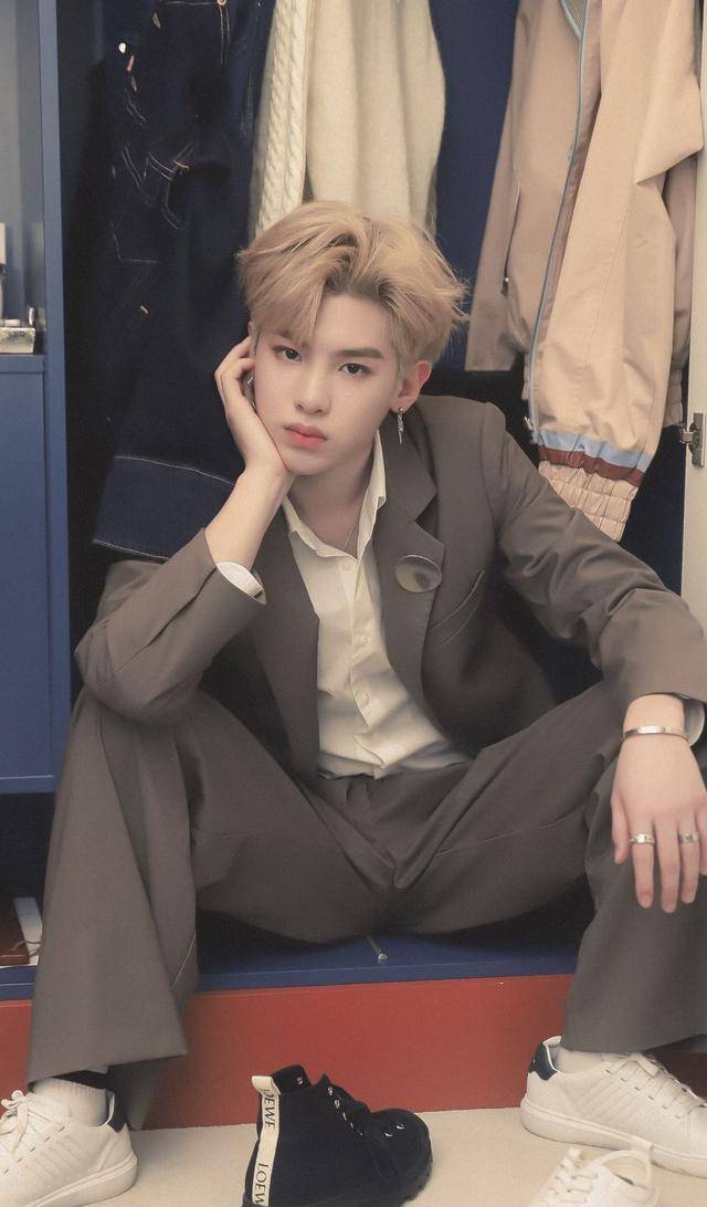 黄明昊最新写真，多维展现风格与魅力风采