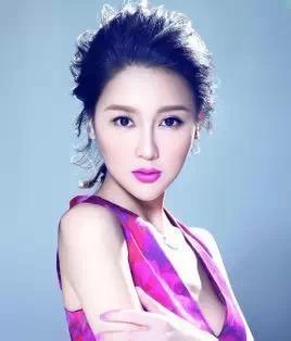 美艳女明星，光环下的审视与审视的明星之路