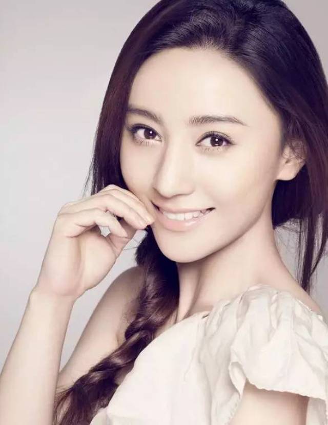 美艳女明星，光环下的审视与审视的明星之路