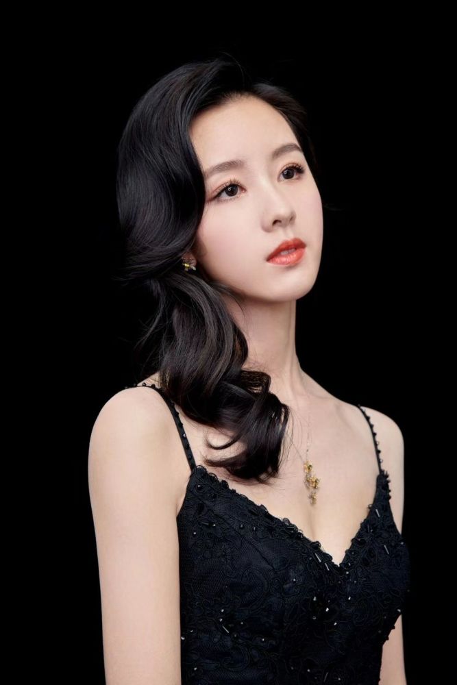 美艳女明星，光环下的审视与审视的明星之路