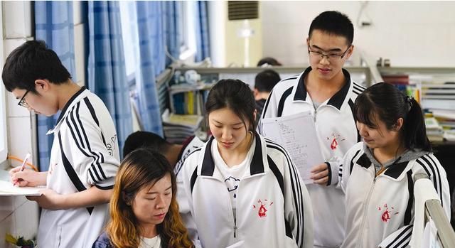 年轻女教师电影,年轻女教师电影,当代教育中的励志故事与情感交织