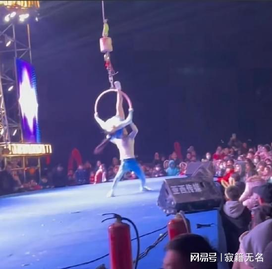 杂技女演员探秘小巷中的宝藏