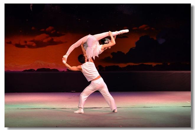 杂技女演员探秘小巷中的宝藏