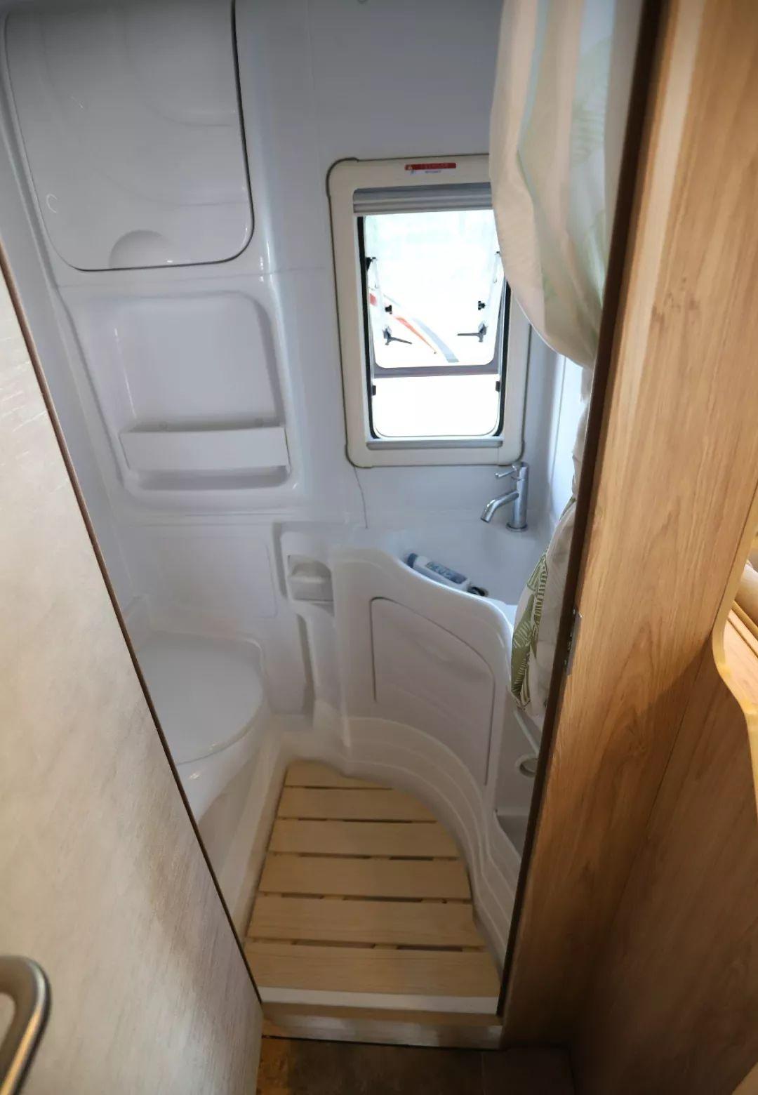 旌航房车价格，启程新生活，豪华舒适从心出发！