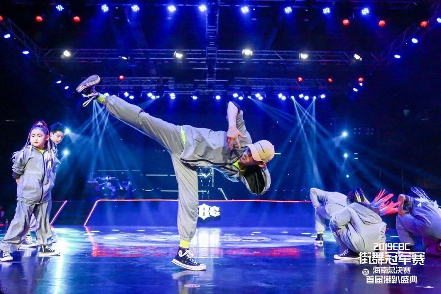 街舞齐舞大赛，热血青春的舞动战场