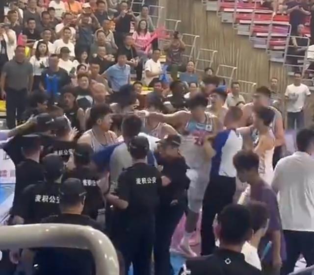 比赛群殴，暴力背后的复杂议题探讨