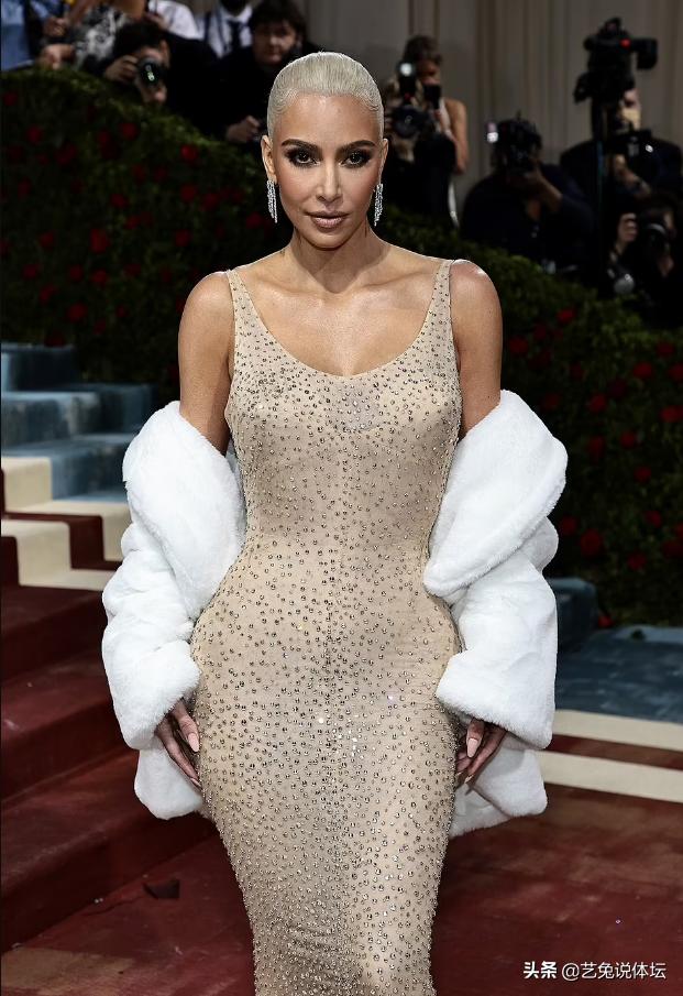 卡戴珊最新紧身裤照片，时尚潮流重现荧幕的魅力风采