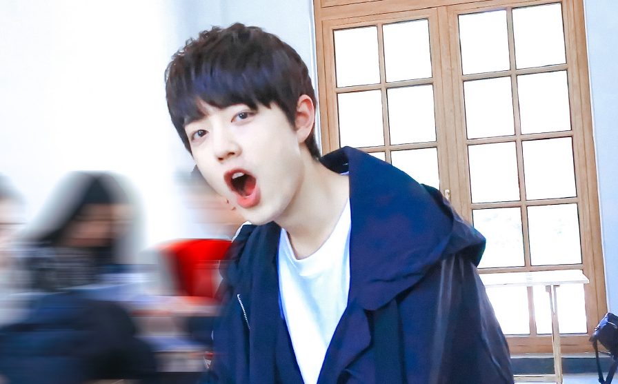 肖战赛前探秘巷弄秘境，探寻隐藏小店的独特魅力