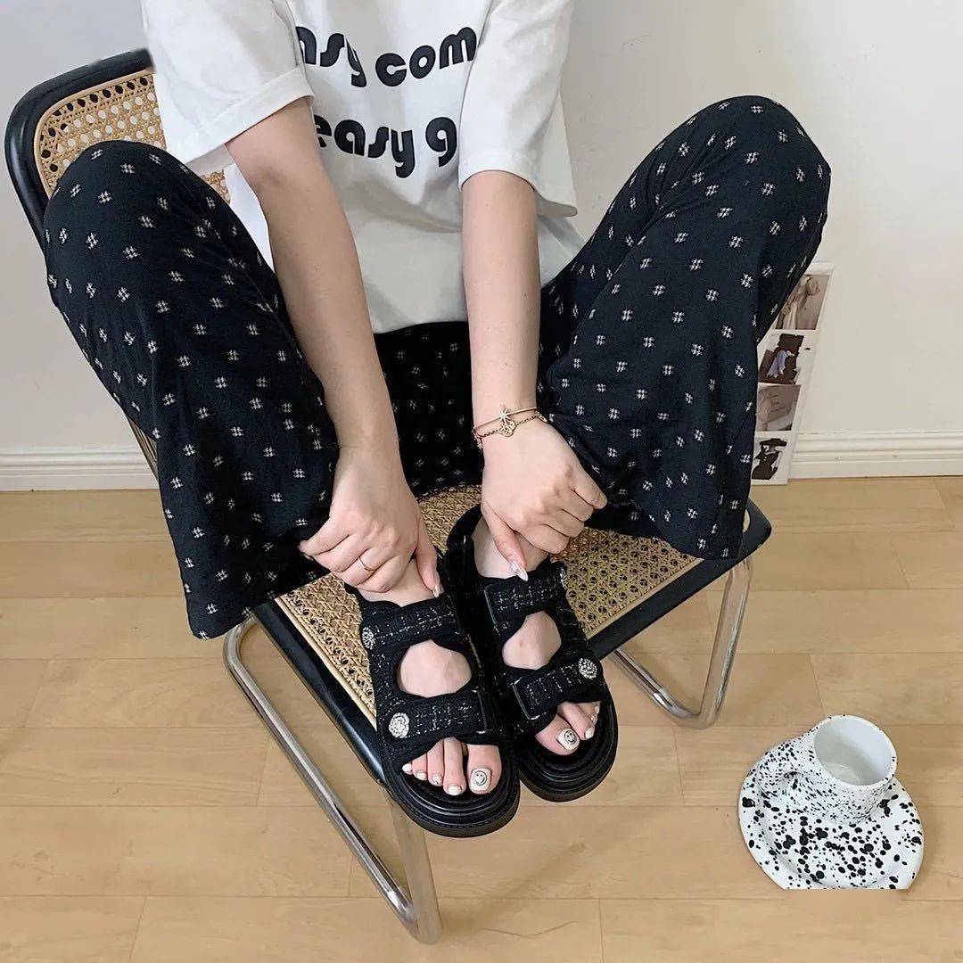 科技前卫完美融合，明星同款凉鞋引领时尚潮流