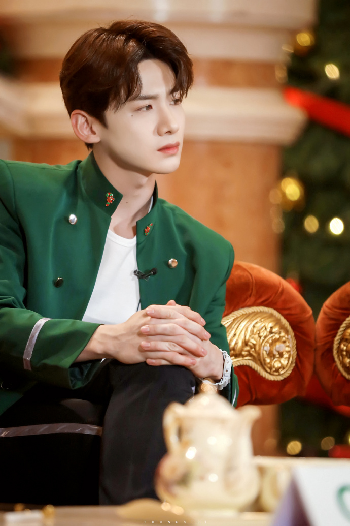 白敬亭在明星大侦探中的温馨友情与陪伴瞬间图片回顾