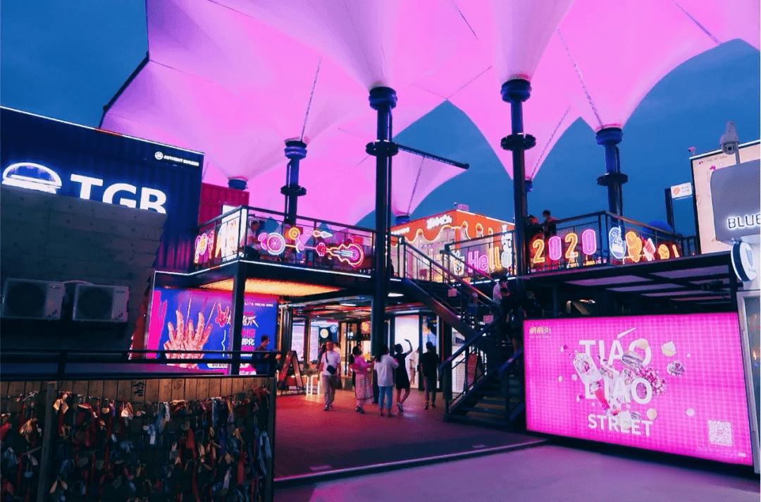 最新网红街区现象，正反观点与个人立场探讨