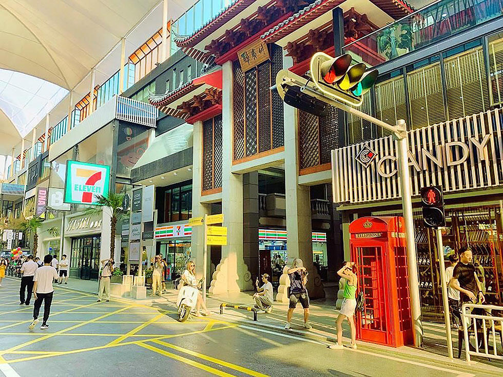 最新网红街区现象,正反观点与个人立场探讨