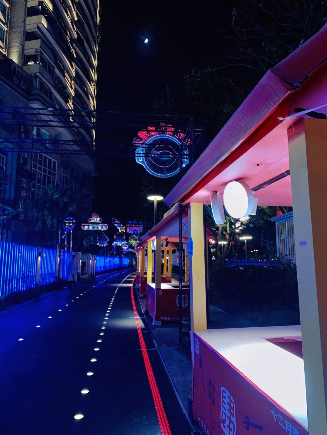 最新网红街区现象,正反观点与个人立场探讨