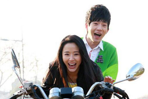 女孩冲冲冲完整演员表及查看方式指南