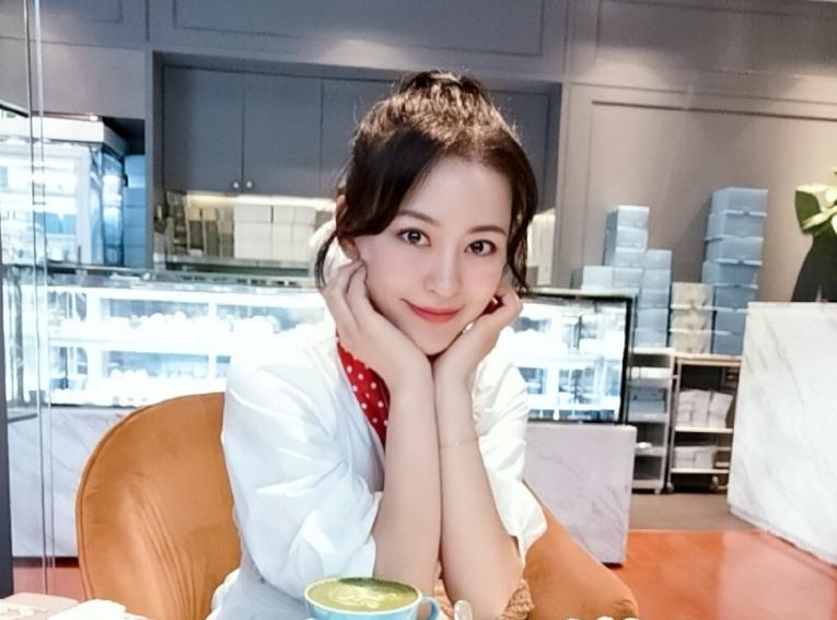 演员张净桐,演员张净桐，从舞台到荧屏，变化中的自信与成就的力量