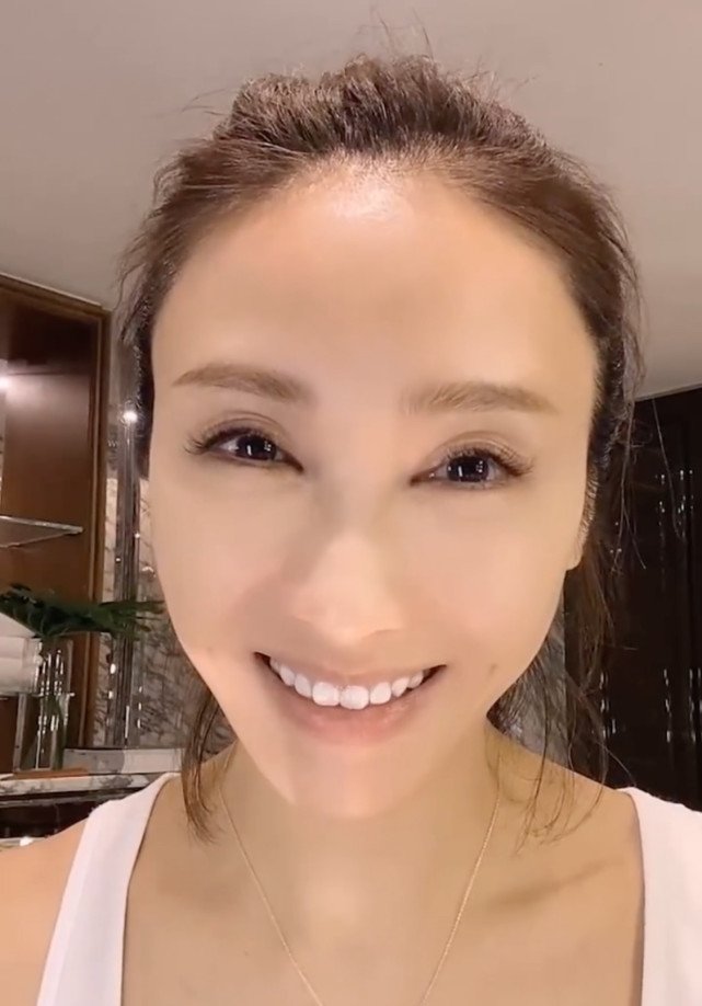 黎姿最新美照揭秘,小巷深处的秘密花园