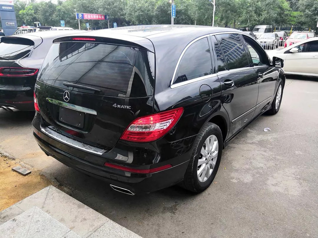 奔驰R320最新报价及图片——科技巨擘驾驭之选