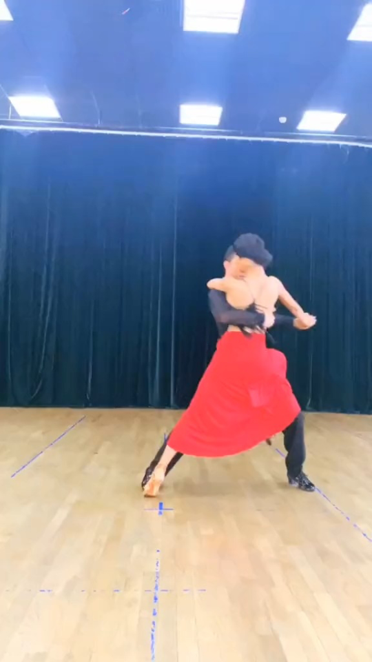 双人舞中的暖暖爱意，舞动自信，成就彼此的爱。