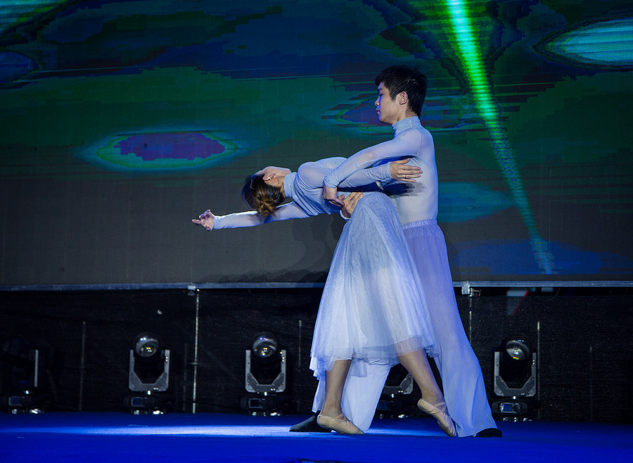 双人舞中的暖暖爱意,舞动自信,成就彼此的爱。