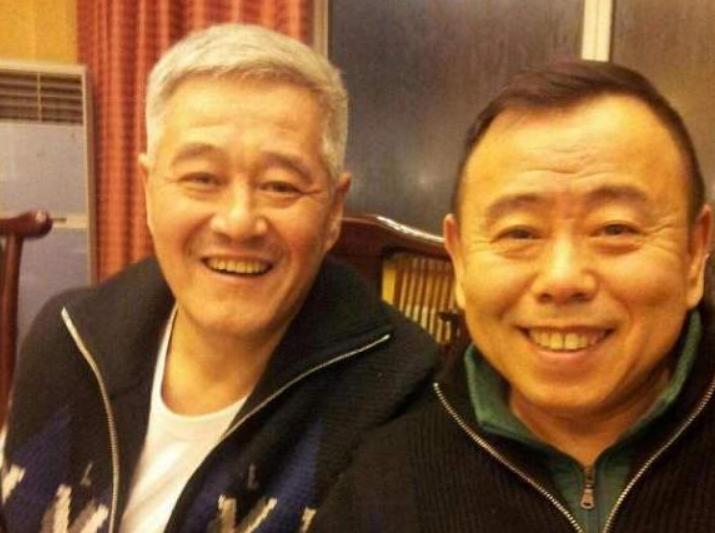 赵本山直播再现舞台魅力，笑谈人生精彩瞬间