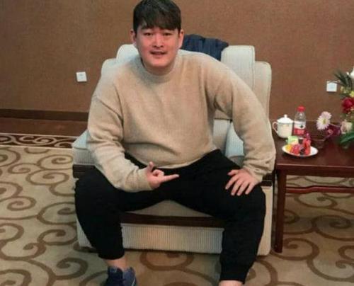 赵本山直播再现舞台魅力，笑谈人生精彩瞬间