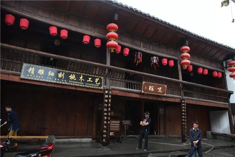 最新木头炕，小巷风情独特展现