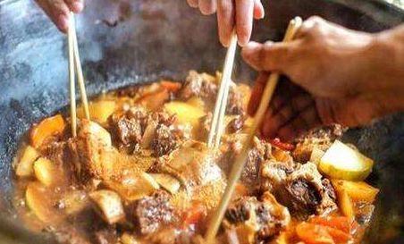 最新木头炕，小巷风情独特展现