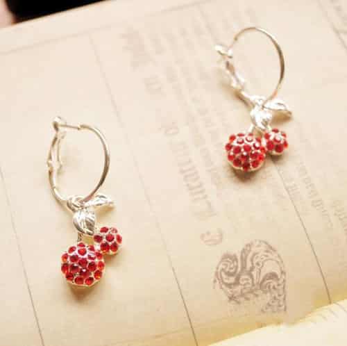 日本最新耳饰潮流,自信与成就之旅的时尚变迁