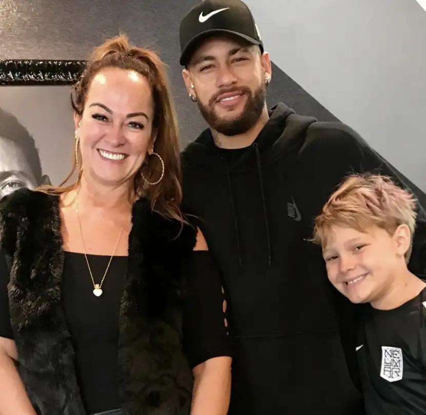 内马尔最新照片,公众视角下的体育偶像形象探讨