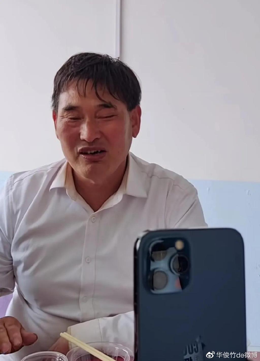 大衣哥最新动态,变化中的励志典范,自信成就展现新风采