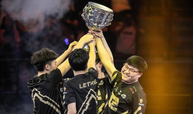 Uzi最新比赛，电竞盛宴与小巷美食的双重探索