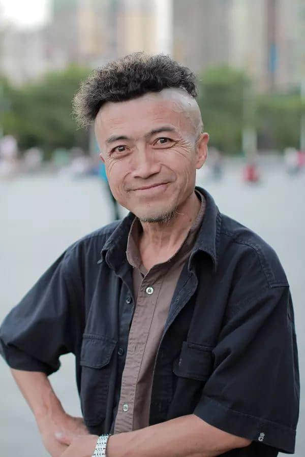 流浪歌手阿龙最新视频，时代之声的再度共鸣